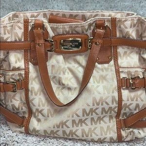 Michael Kore hand bad